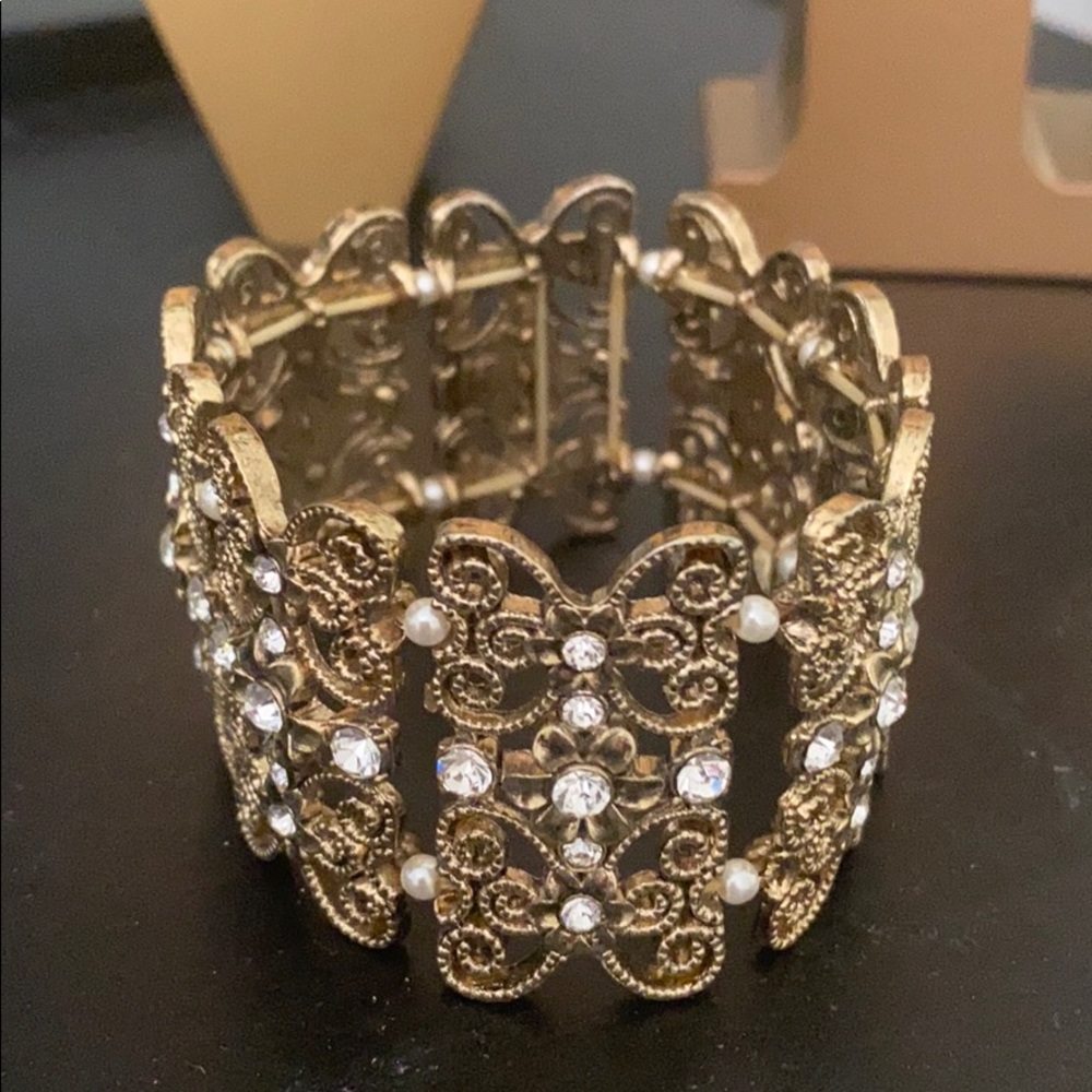 Forever 21 elastic/stretch butterfly bracelet 🦋 - Picture 4 of 6